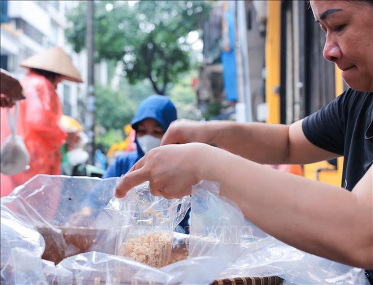 Người dân Hà Nội đội mưa đi mua sắm trong Tết Đoan Ngọ- Ảnh 6.