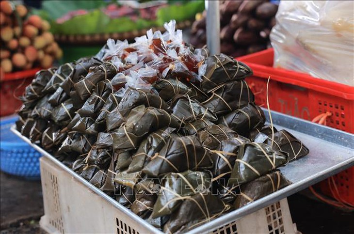 Người dân Hà Nội đội mưa đi mua sắm trong Tết Đoan Ngọ- Ảnh 12.