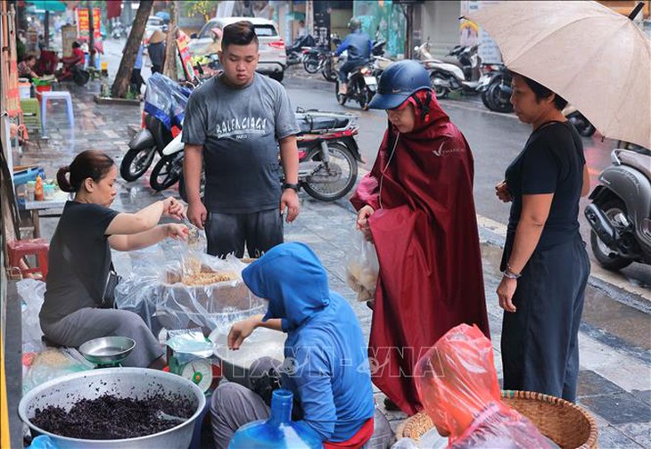 Người dân Hà Nội đội mưa đi mua sắm trong Tết Đoan Ngọ- Ảnh 7.
