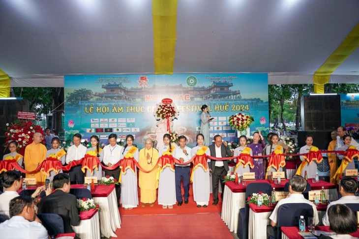 Ảnh: Hàng nghìn người tham gia Lễ hội Ẩm thực chay tại Tuần lễ Festival Nghệ thuật Quốc tế Huế- Ảnh 1.