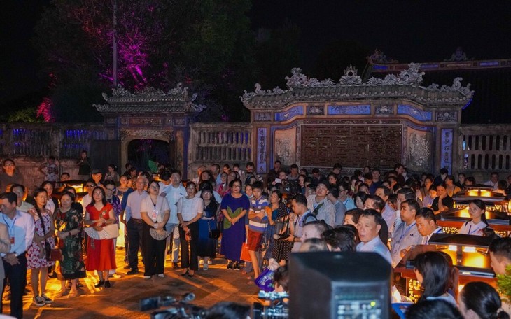 Du khách thích thú với "Lễ hội ánh sáng" tại Tuần lễ Festival nghệ thuật Quốc tế Huế