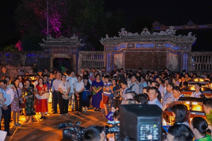Du khách thích thú với 'Lễ hội ánh sáng' tại Tuần lễ Festival nghệ thuật Quốc tế Huế- Ảnh 1.