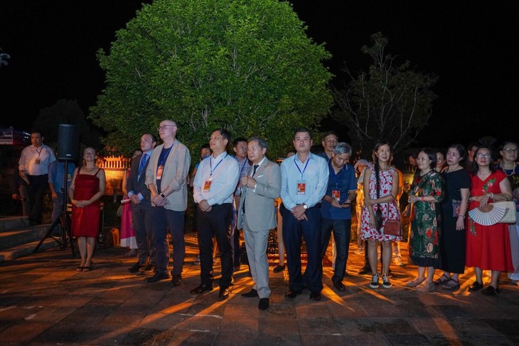 Du khách thích thú với 'Lễ hội ánh sáng' tại Tuần lễ Festival nghệ thuật Quốc tế Huế- Ảnh 2.