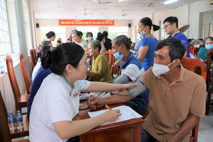 Victoria Healthcare tổ chức khám bệnh thiện nguyện cho 300 gia đình khó khăn tại Vĩnh Long- Ảnh 2. Victoria Healthcare tổ chức khám bệnh thiện nguyện cho 300 gia đình khó khăn tại Vĩnh Long- Ảnh 2.
