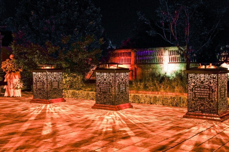 Du khách thích thú với 'Lễ hội ánh sáng' tại Tuần lễ Festival nghệ thuật Quốc tế Huế- Ảnh 3.
