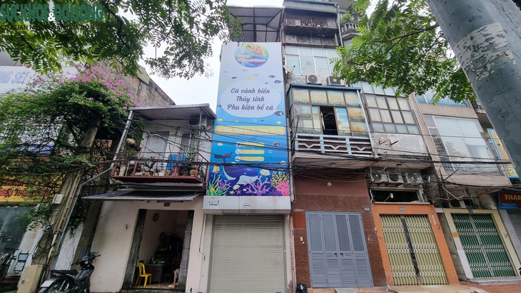 Ẩn họa từ những tấm biển quảng cáo che kín mặt tiền các tòa nhà Hà Nội- Ảnh 1. Ẩn họa từ những tấm biển quảng cáo che kín mặt tiền các tòa nhà Hà Nội- Ảnh 1.