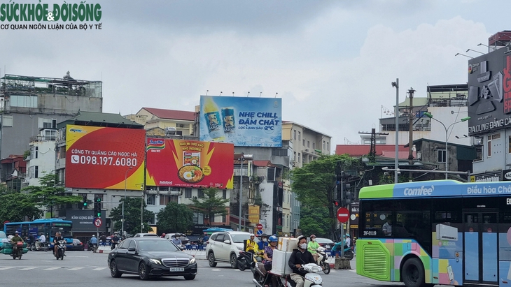 Ẩn họa từ những tấm biển quảng cáo che kín mặt tiền các tòa nhà Hà Nội- Ảnh 4. Ẩn họa từ những tấm biển quảng cáo che kín mặt tiền các tòa nhà Hà Nội- Ảnh 4.