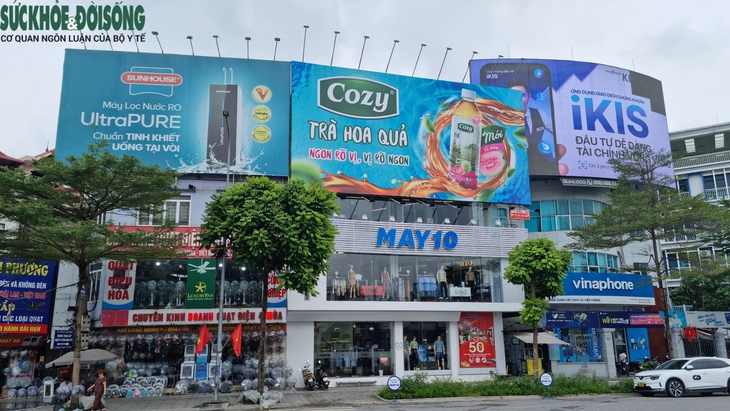 Ẩn họa từ những tấm biển quảng cáo che kín mặt tiền các tòa nhà Hà Nội- Ảnh 5. Ẩn họa từ những tấm biển quảng cáo che kín mặt tiền các tòa nhà Hà Nội- Ảnh 5.