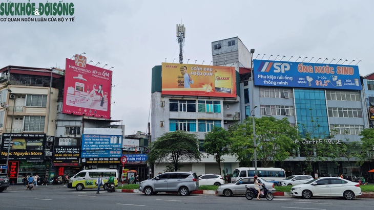 Ẩn họa từ những tấm biển quảng cáo che kín mặt tiền các tòa nhà Hà Nội- Ảnh 7. Ẩn họa từ những tấm biển quảng cáo che kín mặt tiền các tòa nhà Hà Nội- Ảnh 7.