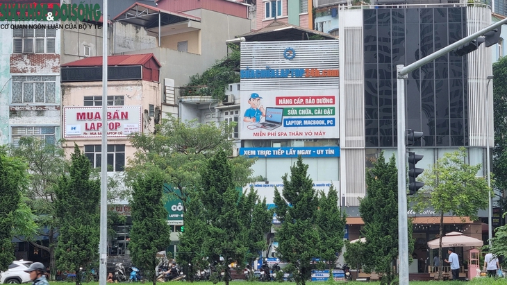 Ẩn họa từ những tấm biển quảng cáo che kín mặt tiền các tòa nhà Hà Nội- Ảnh 8. Ẩn họa từ những tấm biển quảng cáo che kín mặt tiền các tòa nhà Hà Nội- Ảnh 8.