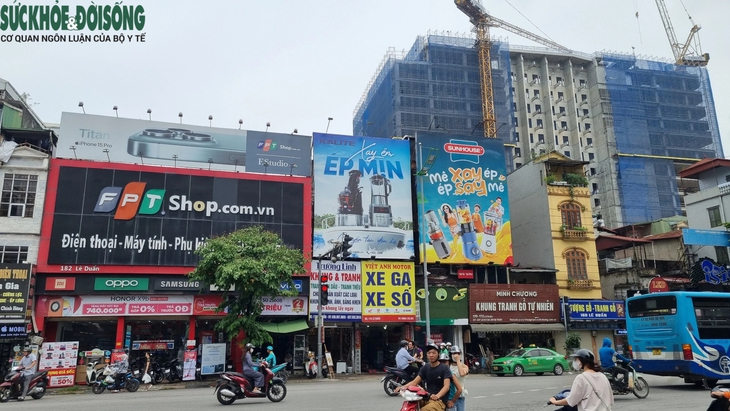 Ẩn họa từ những tấm biển quảng cáo che kín mặt tiền các tòa nhà Hà Nội- Ảnh 10. Ẩn họa từ những tấm biển quảng cáo che kín mặt tiền các tòa nhà Hà Nội- Ảnh 10.