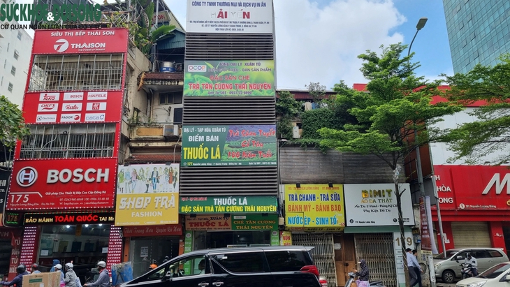 Ẩn họa từ những tấm biển quảng cáo che kín mặt tiền các tòa nhà Hà Nội- Ảnh 12. Ẩn họa từ những tấm biển quảng cáo che kín mặt tiền các tòa nhà Hà Nội- Ảnh 12.