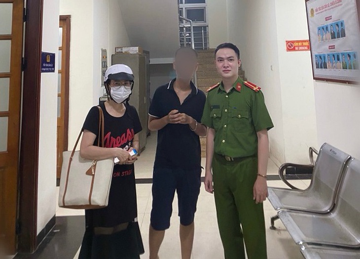 Hà Nội: Trẻ tự kỷ ngồi vắt vẻo trên cầu Tó được công an đưa về gia đình- Ảnh 1. Hà Nội: Trẻ tự kỷ ngồi vắt vẻo trên cầu Tó được công an đưa về gia đình- Ảnh 1.