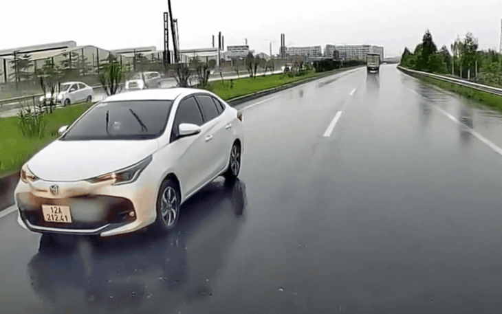 Video ô tô đi ngược chiều trên cao tốc bị phương tiện khác ép quay đầu