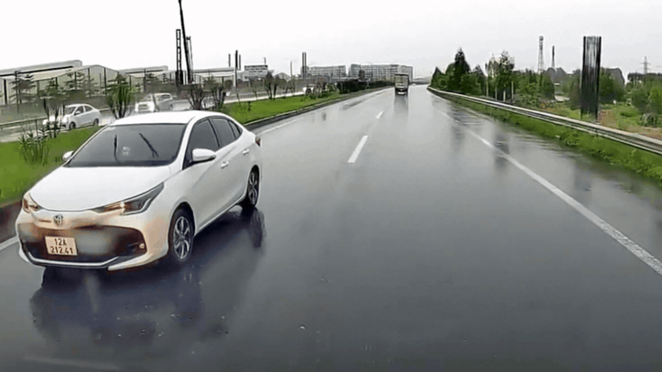 Video ô tô đi ngược chiều trên cao tốc bị phương tiện khác ép quay đầu- Ảnh 2. Video ô tô đi ngược chiều trên cao tốc bị phương tiện khác ép quay đầu- Ảnh 2.
