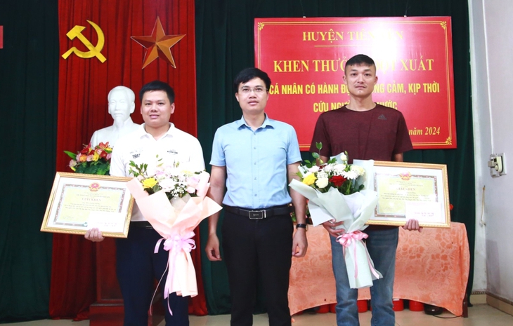 Dũng cảm cứu người bị nước lũ cuốn trôi, 2 thanh niên được khen thưởng đột xuất- Ảnh 1.