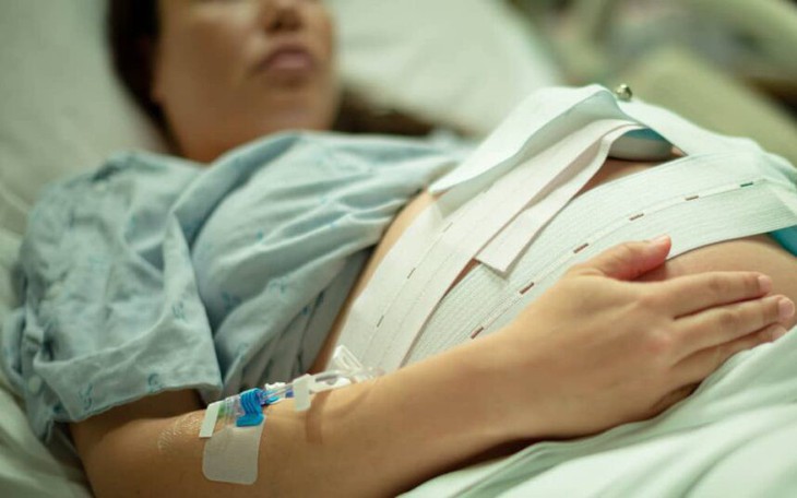 Những hình ảnh cổ xúy sinh con tại nhà thuận tự nhiên - Vô trách nhiệm với sinh mạng con người!