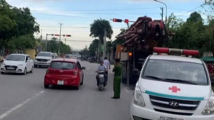 Va chạm với xe tải, ba ông cháu thương vong- Ảnh 1. Va chạm với xe tải, ba ông cháu thương vong- Ảnh 1.