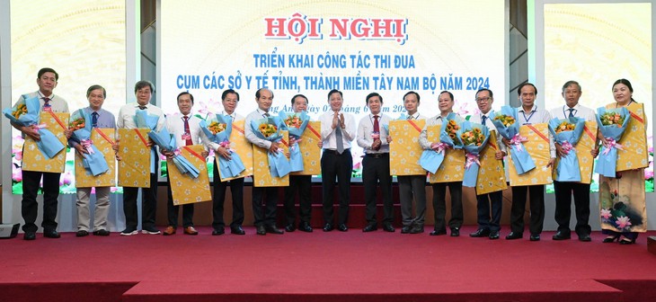 Y tế 13 tỉnh Tây Nam Bộ ký giao ước thi đua hoàn thành nhiệm vụ năm 2024- Ảnh 1. Y tế 13 tỉnh Tây Nam Bộ ký giao ước thi đua hoàn thành nhiệm vụ năm 2024- Ảnh 1.
