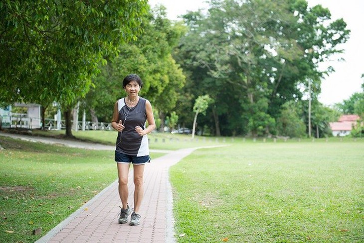 Bị thoát vị đĩa đệm có nên đi bộ không và lưu ý gì khi luyện tập?- Ảnh 1.