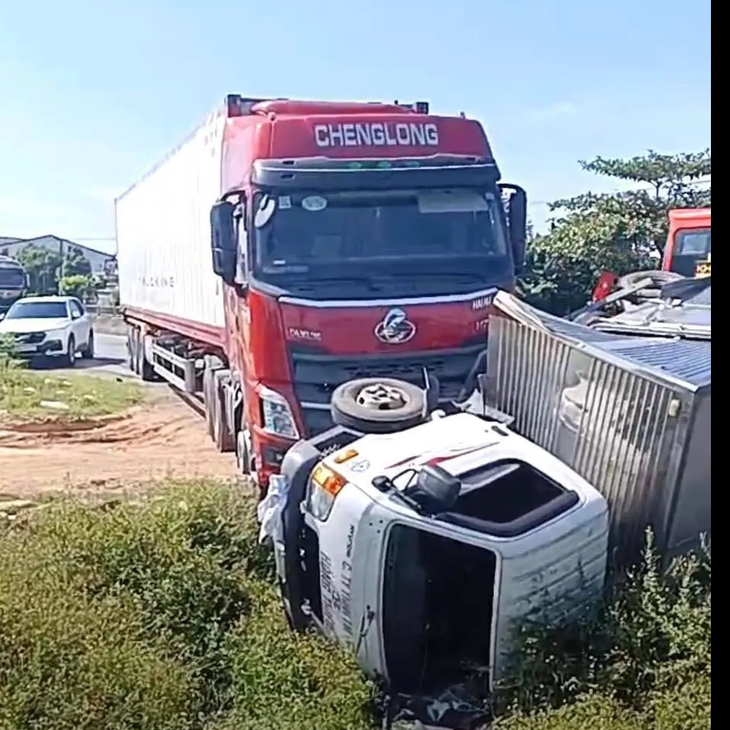 Lại tai nạn liên hoàn 3 xe ô tô ở Hà Tĩnh- Ảnh 1.