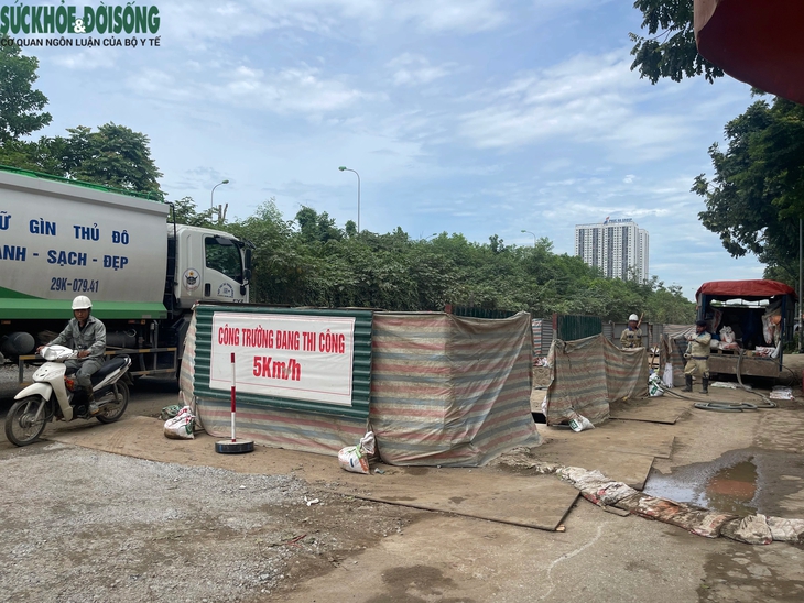 'Lô cốt' án ngữ, bụi mịt mù trên đại lộ Thăng Long- Ảnh 2.