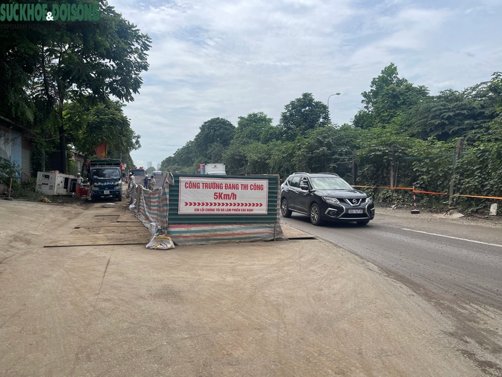 'Lô cốt' án ngữ, bụi mịt mù trên đại lộ Thăng Long- Ảnh 3.