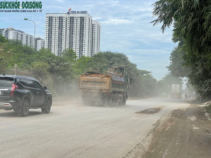 'Lô cốt' án ngữ, bụi mịt mù trên đại lộ Thăng Long- Ảnh 4.