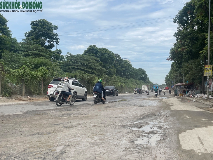 'Lô cốt' án ngữ, bụi mịt mù trên đại lộ Thăng Long- Ảnh 8.