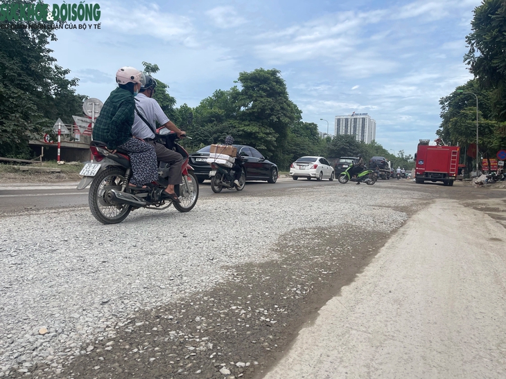 'Lô cốt' án ngữ, bụi mịt mù trên đại lộ Thăng Long- Ảnh 10.