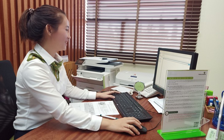 Nữ nhân viên ngân hàng cứu cụ bà tránh khỏi cuộc lừa đảo tiền tỉ