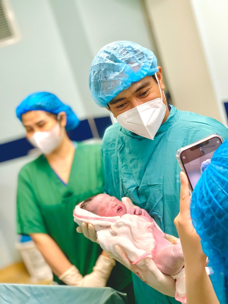 Hiếm gặp: Bé trai chào đời cùng vòng tránh thai 11 năm của mẹ- Ảnh 1.