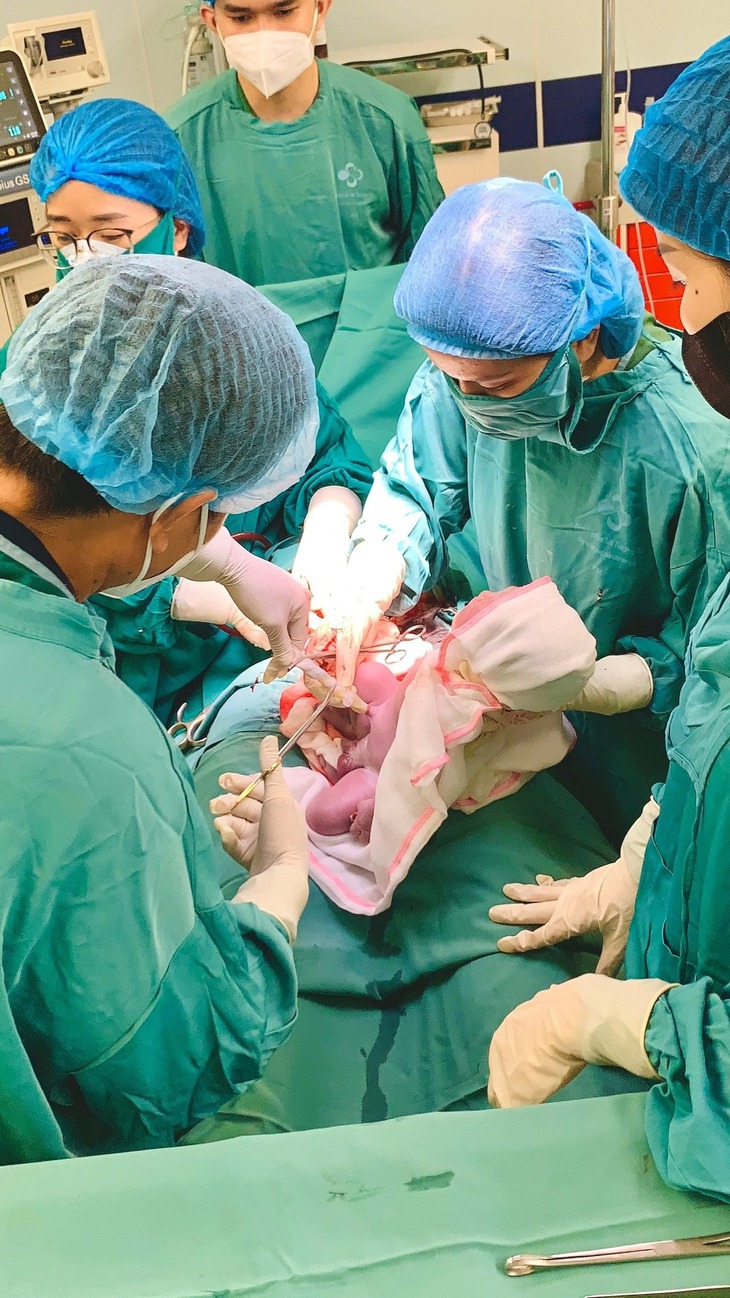 Hiếm gặp: Bé trai chào đời cùng vòng tránh thai 11 năm của mẹ- Ảnh 2.