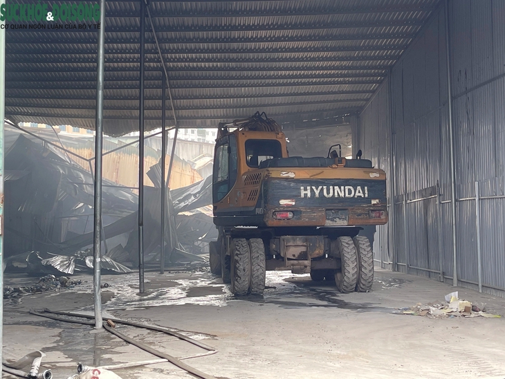 Cháy tại nhà xưởng ở Cầu Giấy, Hà Nội- Ảnh 2.