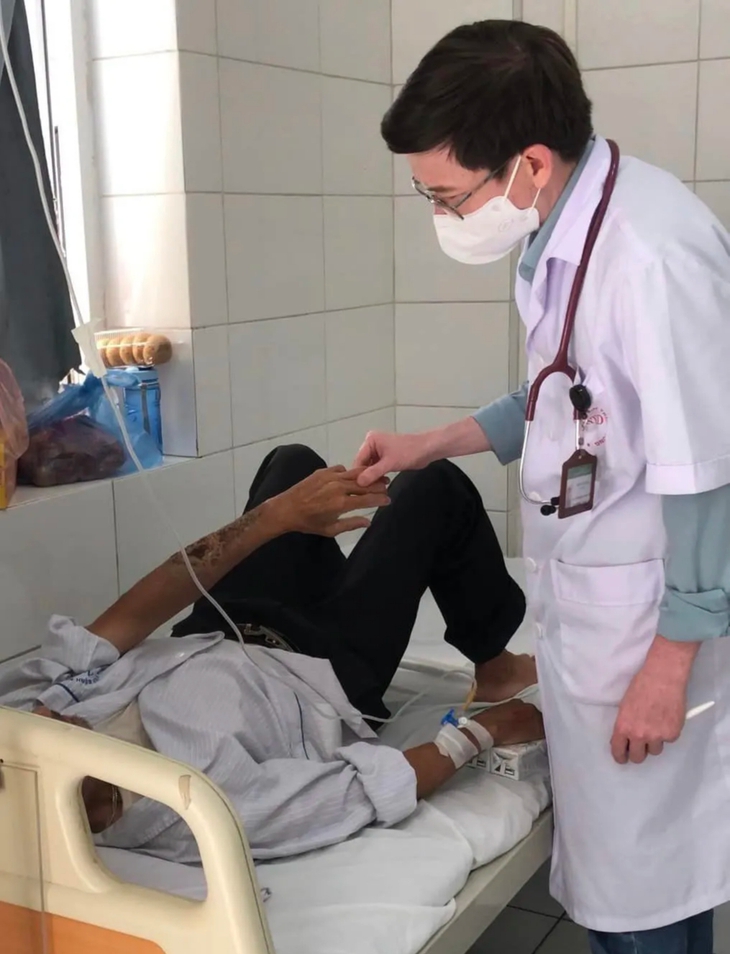 Mèo cào khiến cụ ông mắc phải căn bệnh nhiễm trùng dễ nguy hiểm tính mạng- Ảnh 3. Mèo cào khiến cụ ông mắc phải căn bệnh nhiễm trùng dễ nguy hiểm tính mạng- Ảnh 3.