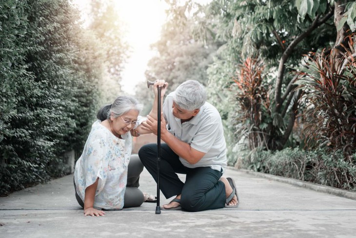 Người già bị loãng xương nên làm gì? - Ảnh 2.