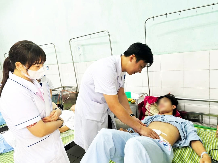 Một thanh niên thủng đại tràng do nuốt tăm tre- Ảnh 1.