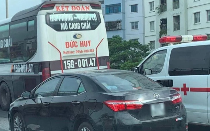 Phạt tài xế xe khách chặn đầu xe cứu thương trên Vành đai 3