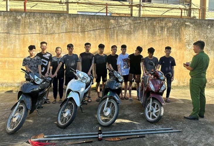 Khởi tố 9 người mang hung khí diễu phố rồi quay clip đăng lên mạng- Ảnh 1. Khởi tố 9 người mang hung khí diễu phố rồi quay clip đăng lên mạng- Ảnh 1.