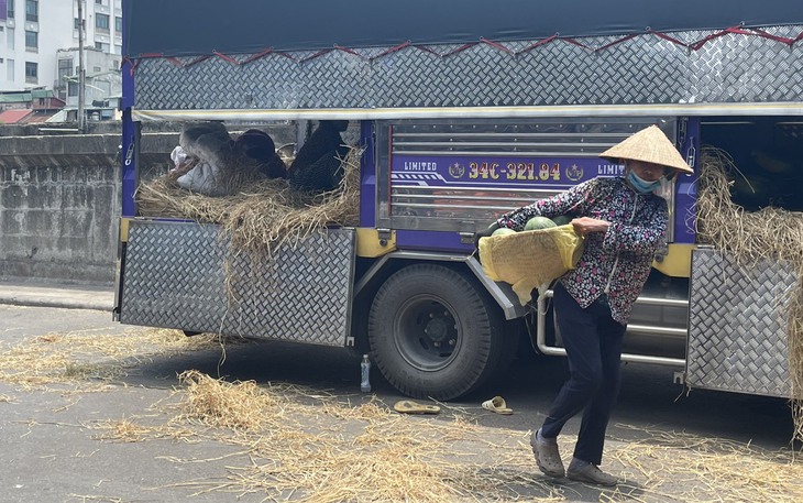 Người dân chật vật mưu sinh dưới nắng nóng oi bức
