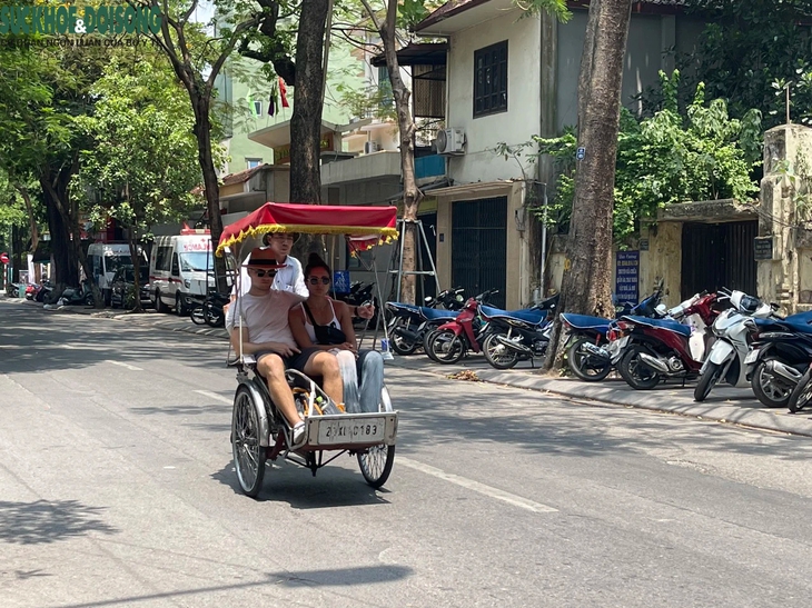 Người dân chật vật mưu sinh dưới nắng nóng oi bức- Ảnh 2.