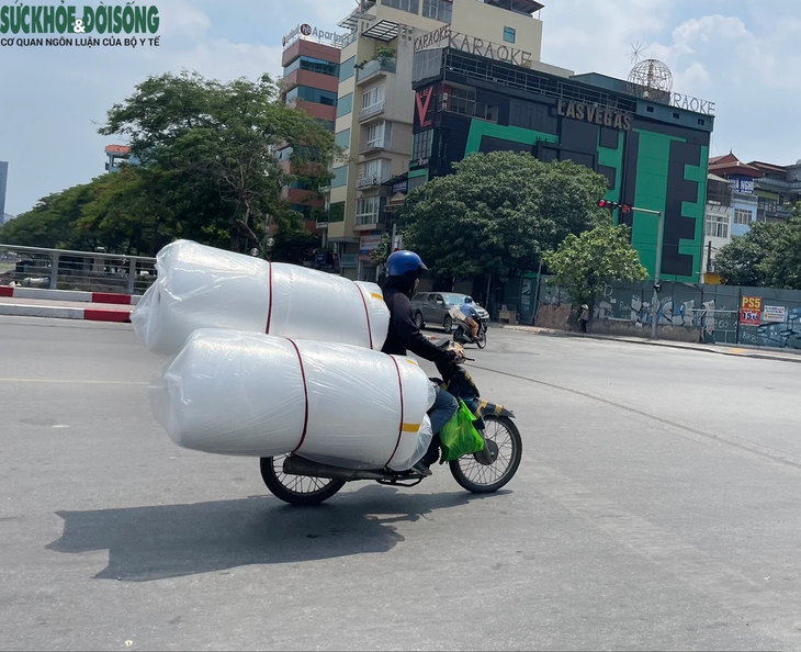 Người dân chật vật mưu sinh dưới nắng nóng oi bức- Ảnh 7.