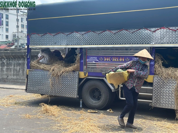 Người dân chật vật mưu sinh dưới nắng nóng oi bức- Ảnh 8.