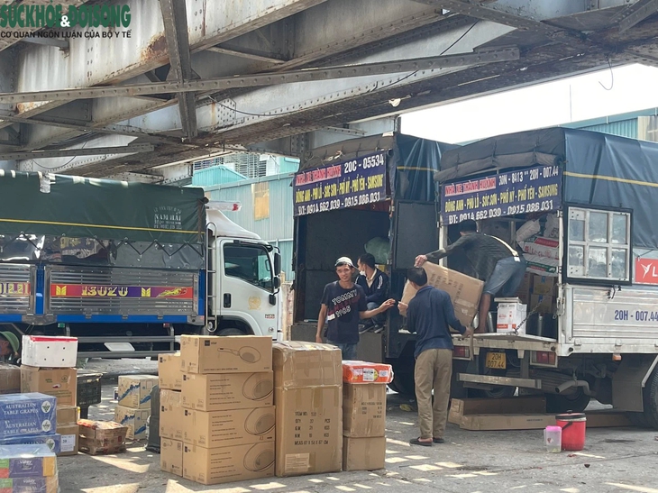 Người dân chật vật mưu sinh dưới nắng nóng oi bức- Ảnh 10.