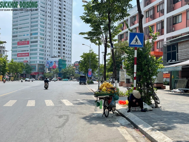Người dân chật vật mưu sinh dưới nắng nóng oi bức- Ảnh 4.