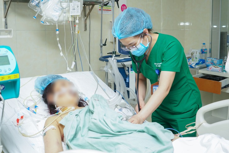 Đi xe đâm vào cột điện, thiếu nữ bị sốc đa chấn thương, vỡ gan độ 5
- Ảnh 1.
