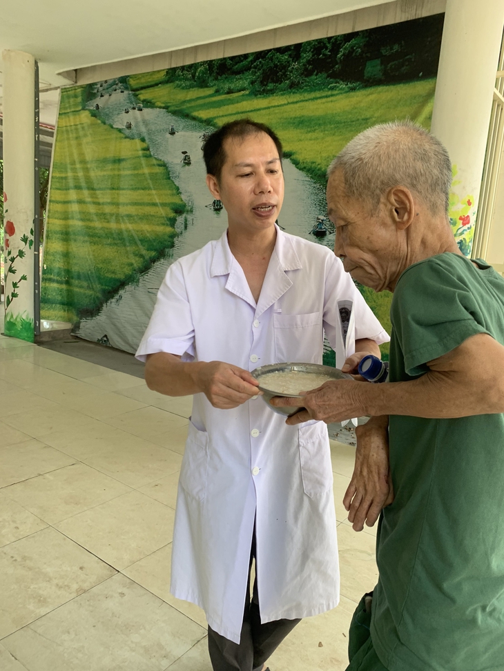 Y, bác sĩ của những bệnh nhân tâm thần- Ảnh 2.