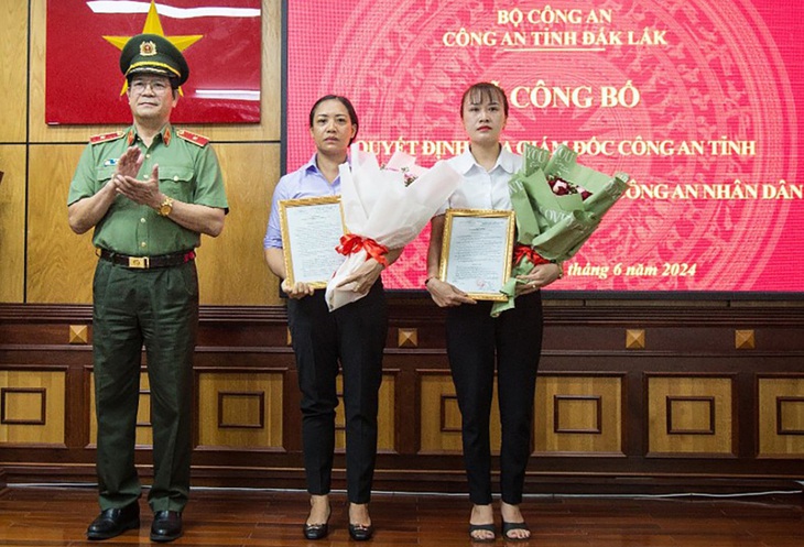 Tuyển dụng vợ của hai liệt sỹ hy sinh trong vụ khủng bố ở Đắk Lắk- Ảnh 1. Tuyển dụng vợ của hai liệt sỹ hy sinh trong vụ khủng bố ở Đắk Lắk- Ảnh 1.