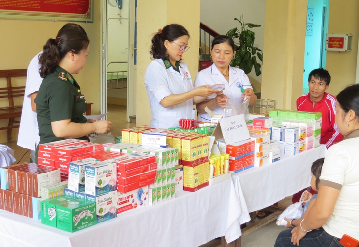 Khám, cấp phát thuốc miễn phí cho bà con vùng biên viễn xứ Nghệ- Ảnh 4. Khám, cấp phát thuốc miễn phí cho bà con vùng biên viễn xứ Nghệ- Ảnh 4.