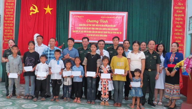 Khám, cấp phát thuốc miễn phí cho bà con vùng biên viễn xứ Nghệ- Ảnh 5. Khám, cấp phát thuốc miễn phí cho bà con vùng biên viễn xứ Nghệ- Ảnh 5.